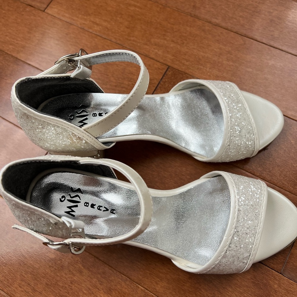 ☀️ Girls white sparkling shoes